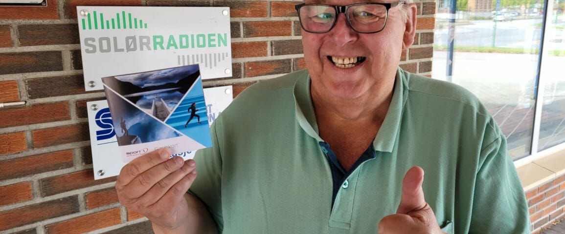 ÅRETS VINNER: Roger Jacobsen vant gavekortet på 10.000 kroner fra Sport 1 i Lokalradioene i Innlandets sommerkonkurranse. Jacobsen er en ivrig lytter.
