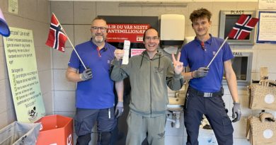 Tom Dahl (f.v) Jan-Tore Gråberget Bjørklund og Lukas Budvytis er blant få butikker i Norge som kan skilte med to pantemillionærer.